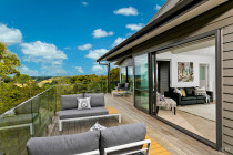 Ridge Road, Paremoremo - Cain Built Ltd. - Large deck with commanding view over native bush spanning out over North Shore, Rangitoto and to the CBD