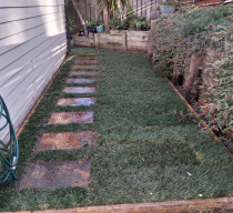 Side path and lawn - A side path and lawn installed for a all year round solution.
Lawn is installed onto a sandbased soil for addtional drainage