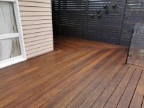 Kwila decking with pine privacy screen and solar lights. 3/3