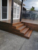 Kwila decking with pine privacy screen and solar lights. 2/3