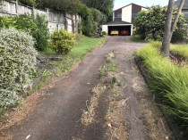 Asphalt driveway before - Driveway was excavated and relayed back in 35mm city mix - take a look at the after photo further down.
Subgrade ltd in Remuera doing asphalt.