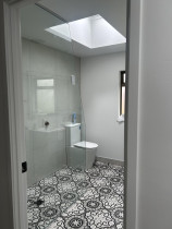 Frameless shower screen