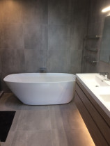 Beautiful bathroom by Bathroom and Tiling Ltd