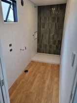 Bathroom - Bathroom with feature wall