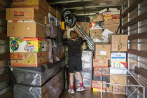 Cameron Ryan Transport | How many boxes? - Chris showing his packing skills