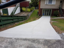 Steep driveway pour in Mt Roskill